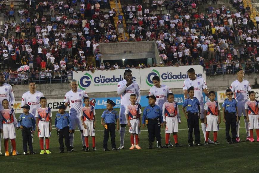 Olimpia y UPNFM fue más bonito en las gradas con su derroche de belleza y color