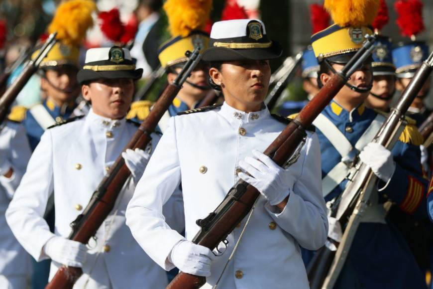 Militares dan inicio a los desfiles patrios en la capital por los 202 años de independencia