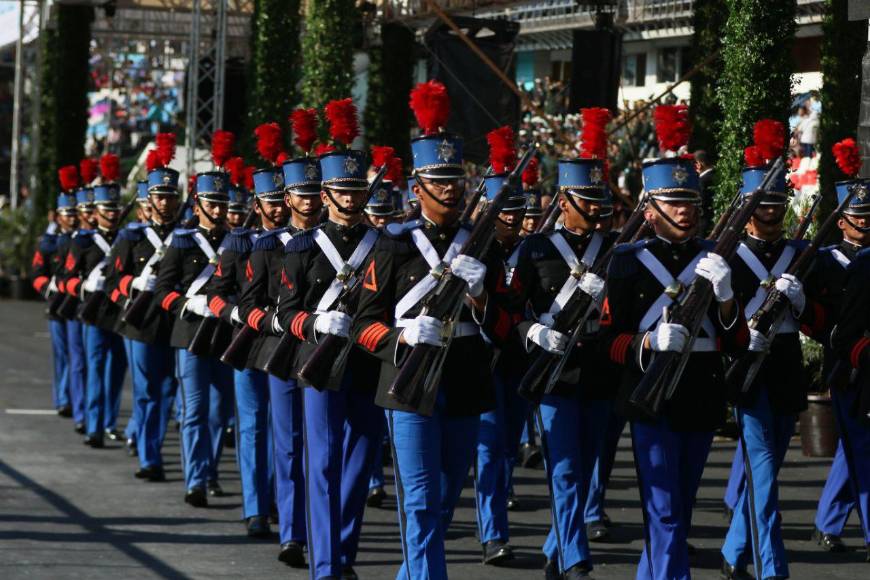 Militares dan inicio a los desfiles patrios en la capital por los 202 años de independencia