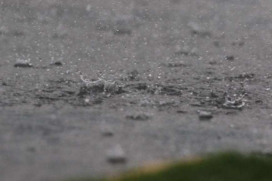 Con clima lluvioso y cancha mojada, así se jugará el Honduras vs Cuba