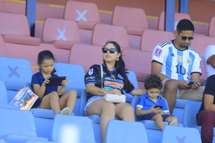 Hermosas mujeres se roban el espectáculo en el Victoria-Olimpia en La Ceiba