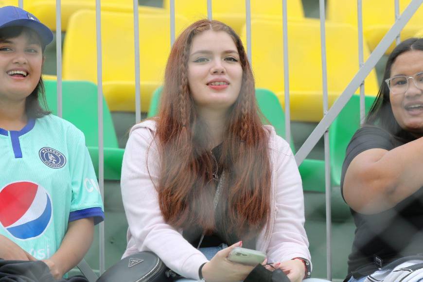 Hermosas mujeres invaden el Carlos Miranda para la gran final Motagua vs. Olimpia