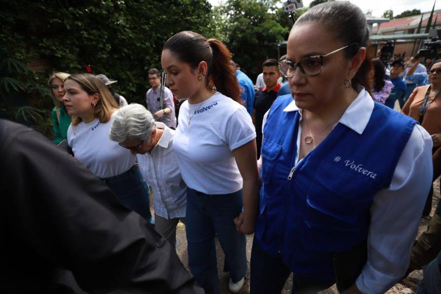 Con rostros tristes y desencajados, familia de JOH sale de conferencia tras sentencia