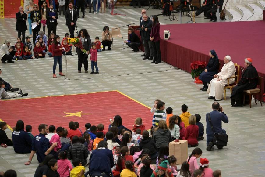 El papa Francisco celebra sus 87 años junto a los niños del Vaticano