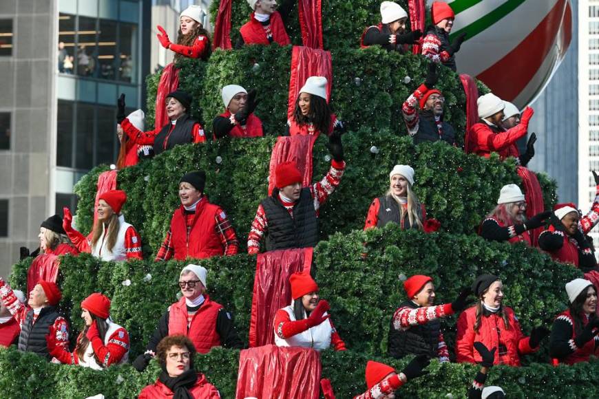 Con globos gigantes y Pikachu celebran el desfile de Thanksgiving de Macy’s