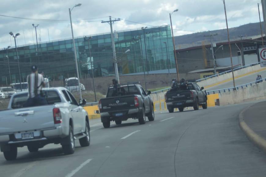 Entre consignas y fuerte resguardo: así fue trasladado JOH a su celda provisional