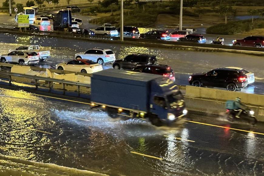 Inusuales tormentas inundan Dubái en menos de 12 horas