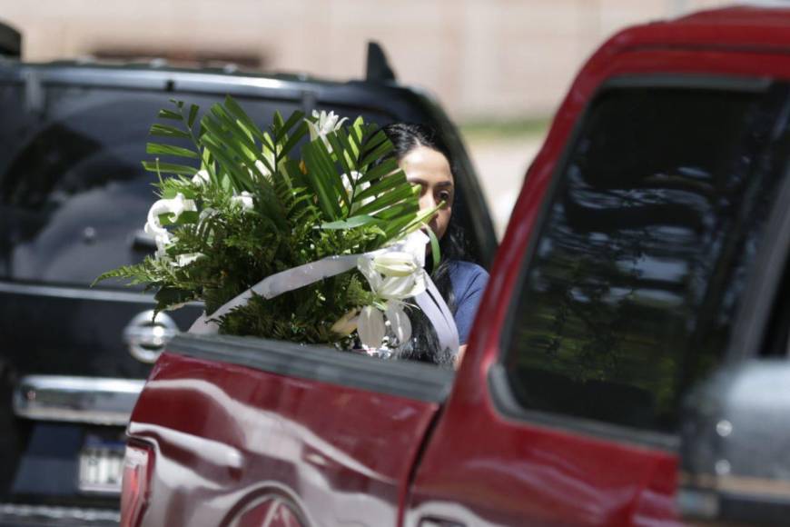 Ataúdes sellados, luto y consternación: así fue el retiro de los cadáveres de los jóvenes asesinados tras mudanza