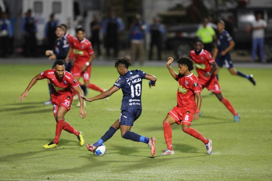 Auzmendi manda beso a su novia en las gradas y la fiesta de Motagua en el Nacional