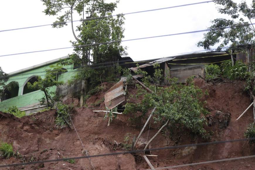 Lluvias provocan deslizamientos en la colonia Villa Nueva de la capital