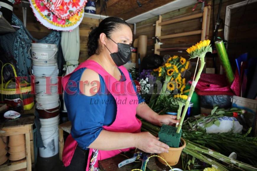 La capital se llena de flores y obsequios para mamá (Fotos)