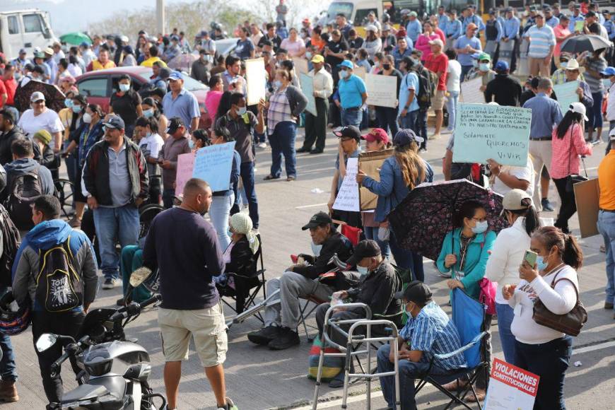 Sufriendo de dolor y desmayándose, pacientes renales exigen tratamiento