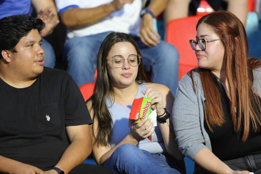 ¡Hermosas! Las bellas damas que engalanan la previa del Honduras vs Trinidad y Tobago
