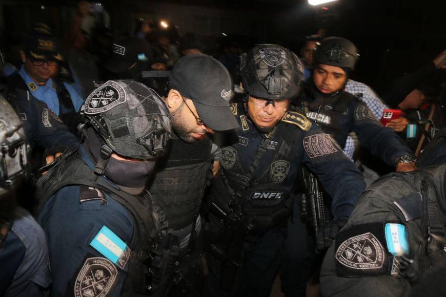 Bajo resguardo policial: así fue la primera audiencia de Gilbert Reyes en Honduras