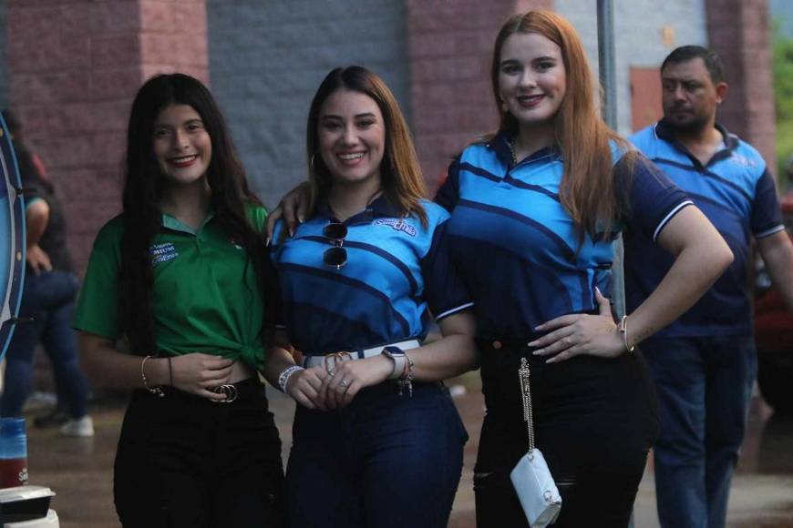 Olimpia y UPNFM fue más bonito en las gradas con su derroche de belleza y color