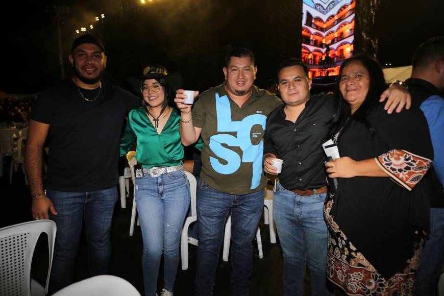 El Buki enamora a Honduras con romántico concierto en Tegucigalpa