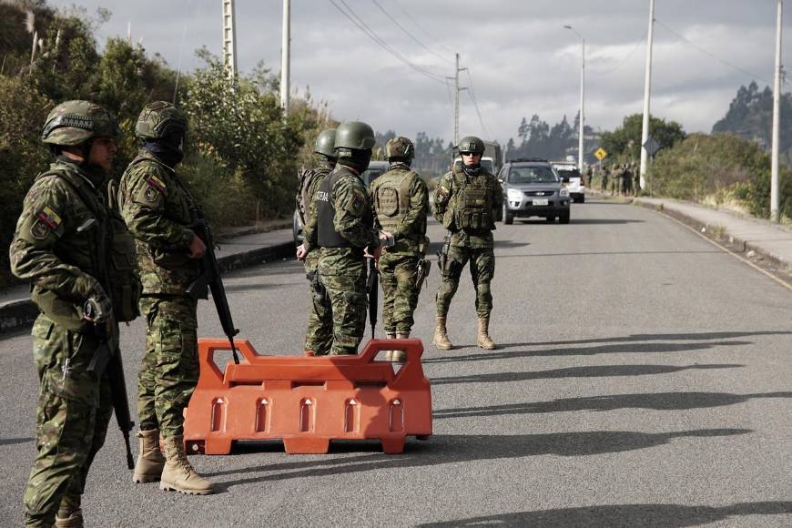 Agentes pasaron horas retenidos por los reos: lo que se sabe del caos en las cárceles de Ecuador