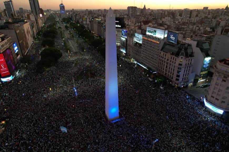Impactantes imágenes de la celebración de los argentinos en Buenos Aires tras pase a la final del Mundial