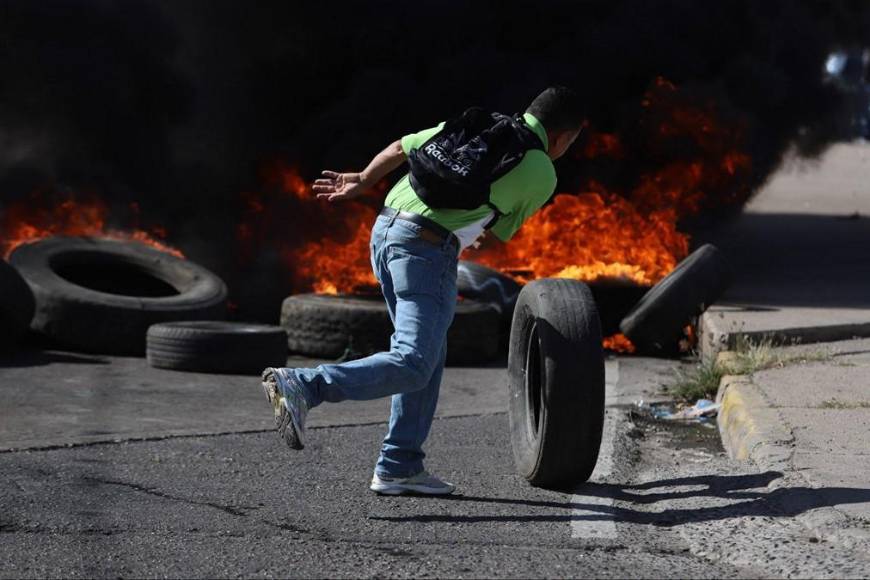 “Que nos paguen, que nos paguen” exigen en protesta empleados del Sanaa