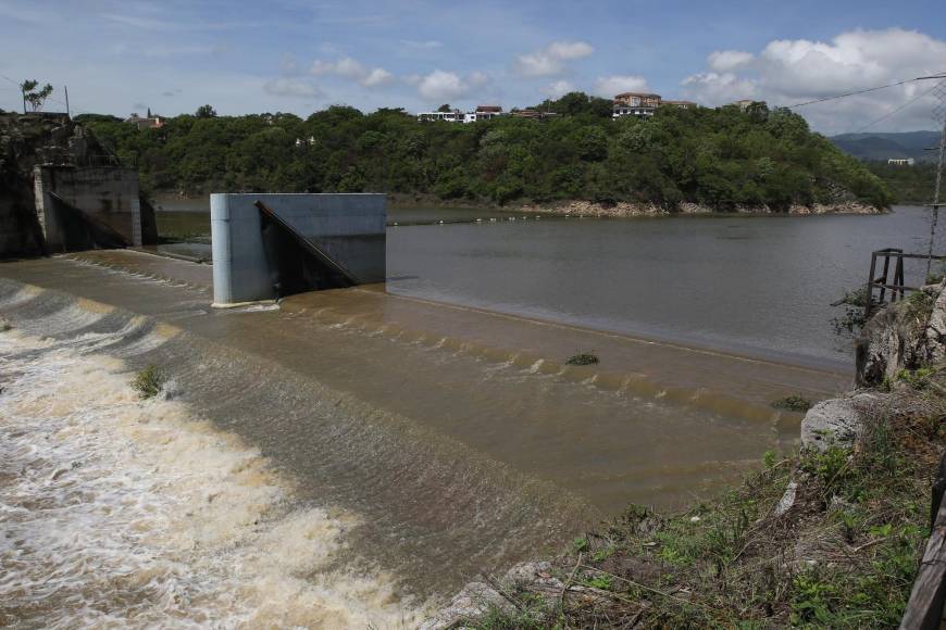 Así luce la represa Los Laureles tras intensas lluvias en la capital