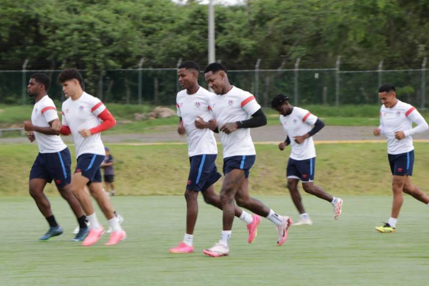 Romell Quioto sorprende y realiza trabajos de pretemporada con el Olimpia de Pedro Troglio