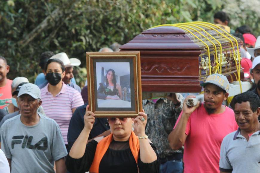 Cargando su foto, así fue la caminata para despedir a Ana Hernández