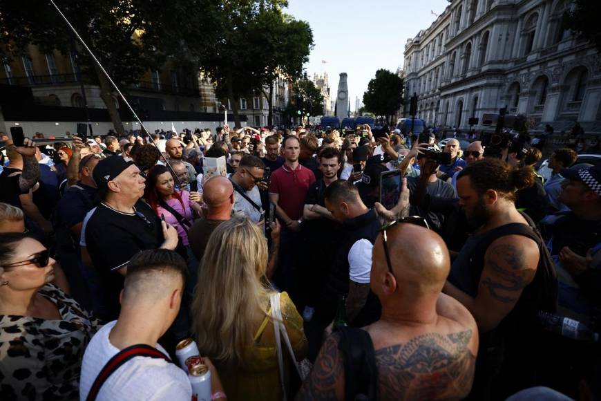 Estallan enfrentamientos tras muerte de tercera niña en ataque en Inglaterra