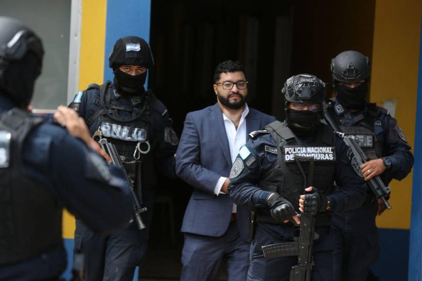 Así fue el traslado del juez Marco Vallecillo; este sábado conocerá su destino