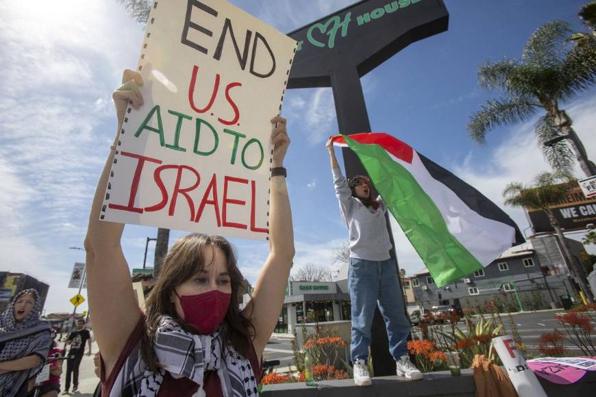 Piden por los niños en Palestina afuera del teatro Dolby de Los Ángeles