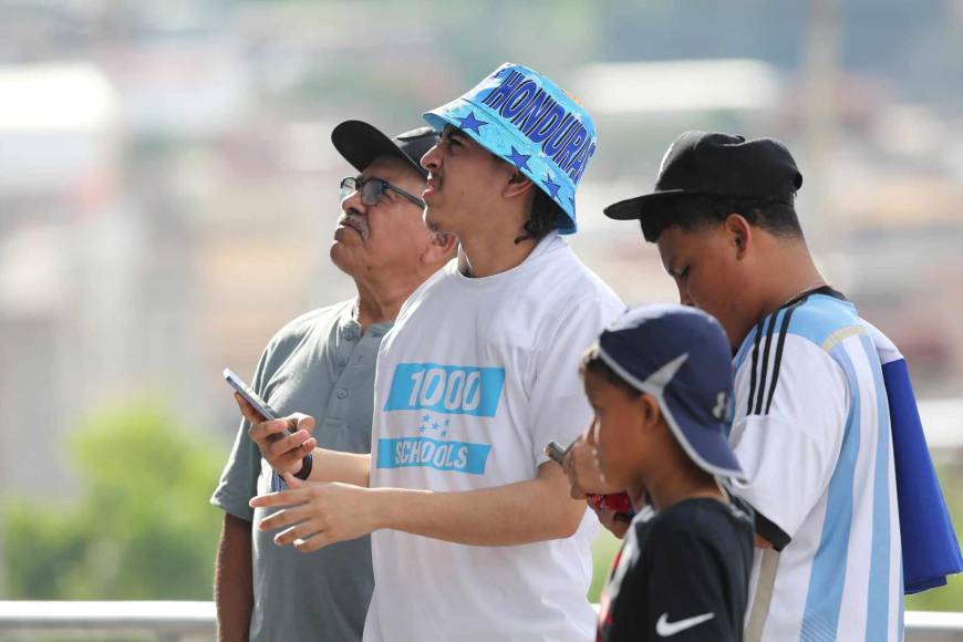 Ambiente fenomenal en el Chelato Uclés para presenciar el Honduras vs Trinidad y Tobago