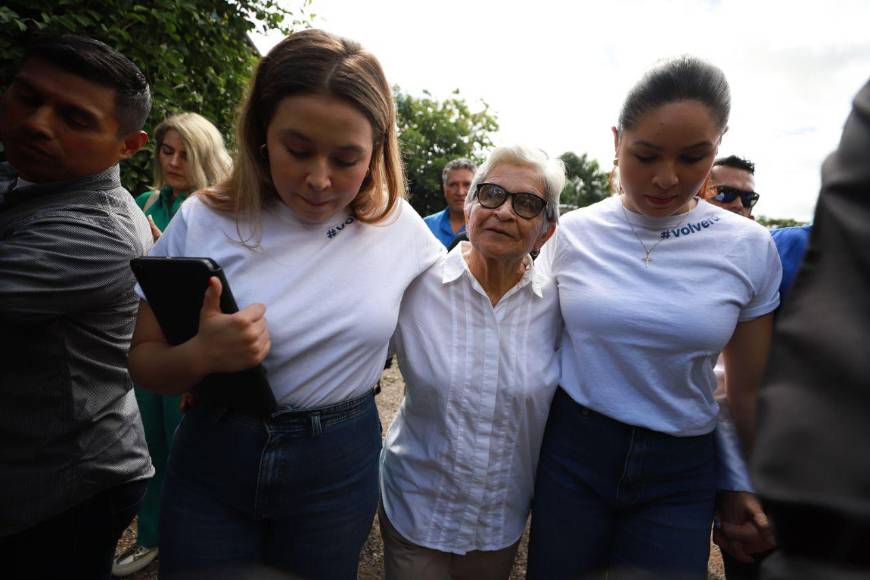 Con rostros tristes y desencajados, familia de JOH sale de conferencia tras sentencia