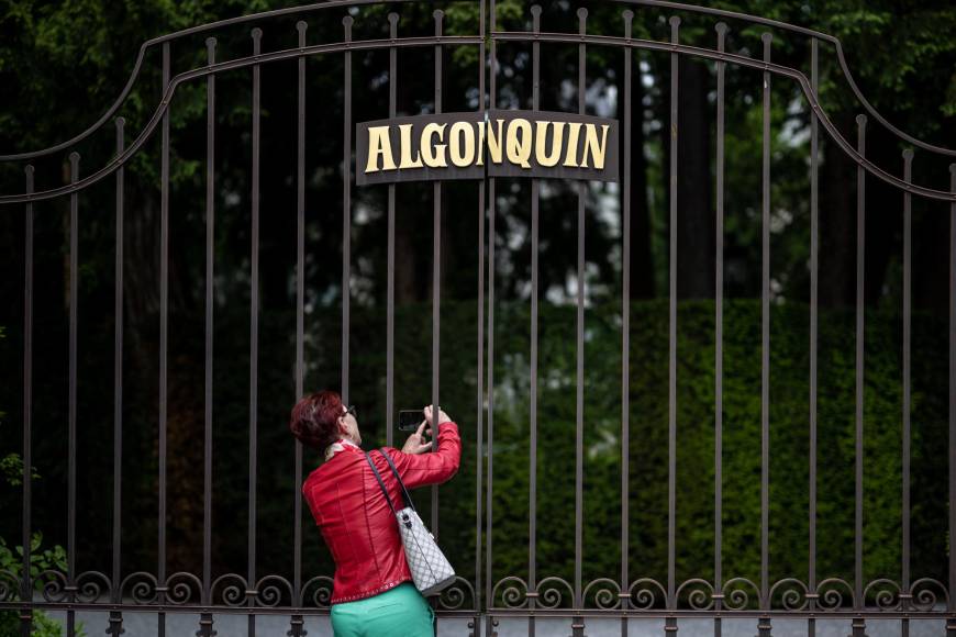 Fanáticos de Tina Turner dejan flores y velas frente a su casa en Suiza