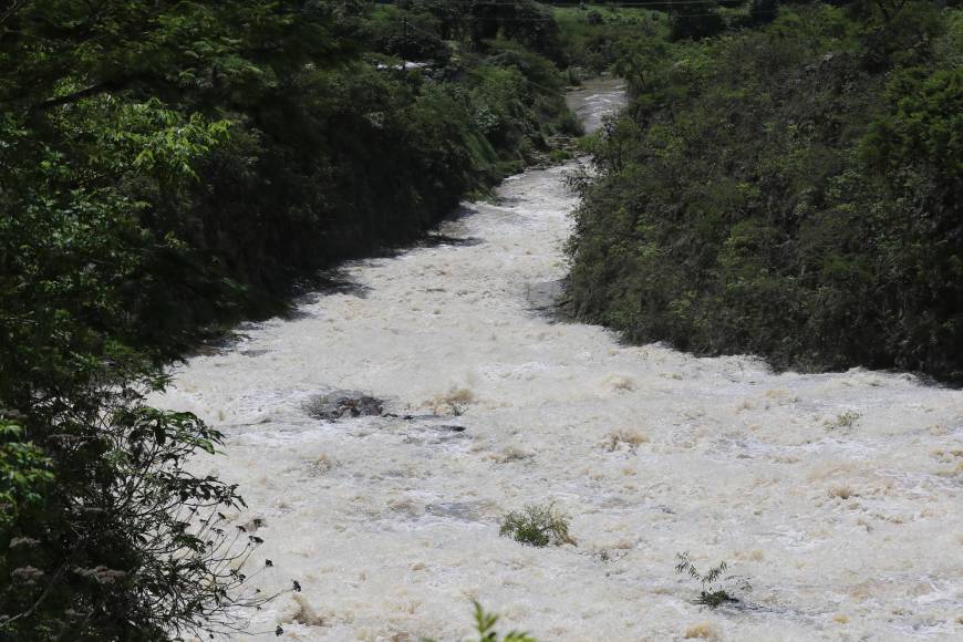 Así luce la represa Los Laureles tras intensas lluvias en la capital