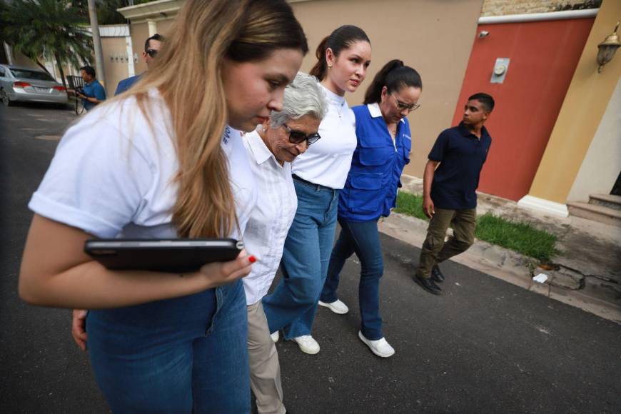 Con rostros tristes y desencajados, familia de JOH sale de conferencia tras sentencia