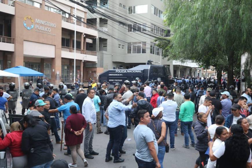 Fuertes enfrentamientos entre el BOC y colectivos de Libre frente el MP