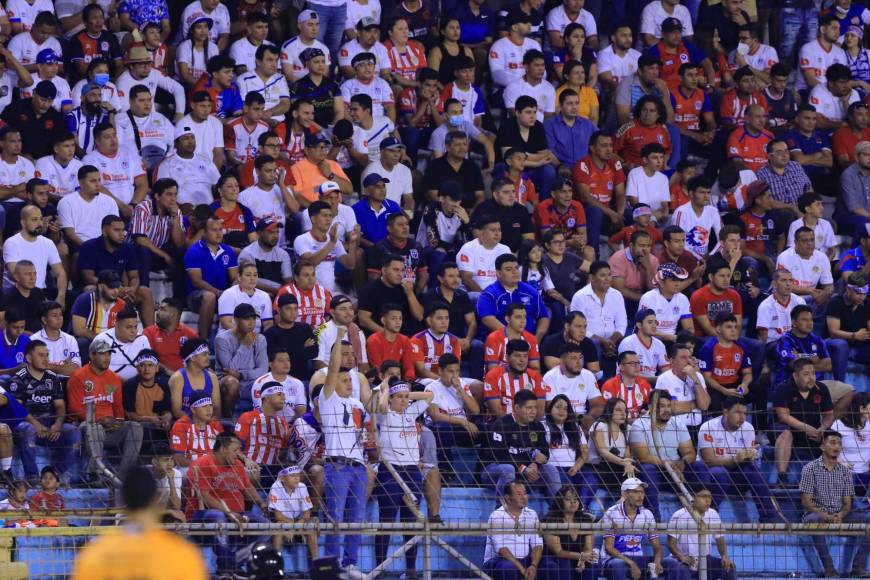 Bellas mujeres y un ambiente feroz: así la pasa la afición olimpista dentro del Olímpico