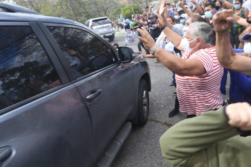 Entre consignas y fuerte resguardo: así fue trasladado JOH a su celda provisional