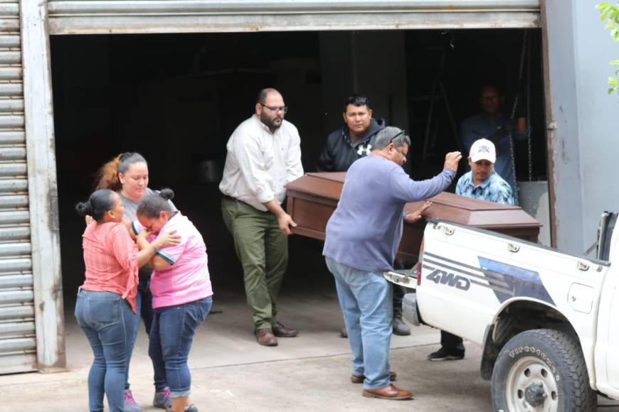 Desconsolada madre de menor asesinado en Jalteva retira los restos de su hijo