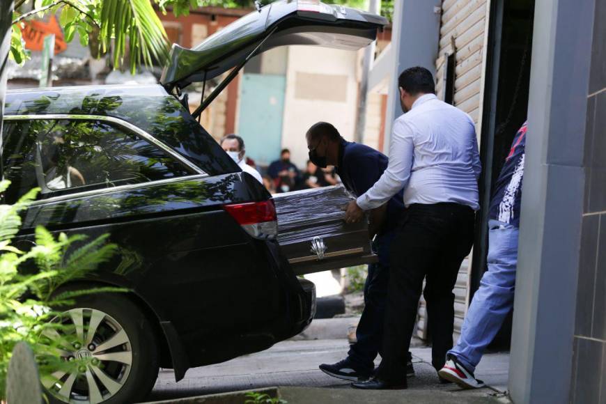 Ataúdes sellados, luto y consternación: así fue el retiro de los cadáveres de los jóvenes asesinados tras mudanza