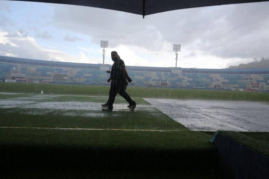 Con clima lluvioso y cancha mojada, así se jugará el Honduras vs Cuba