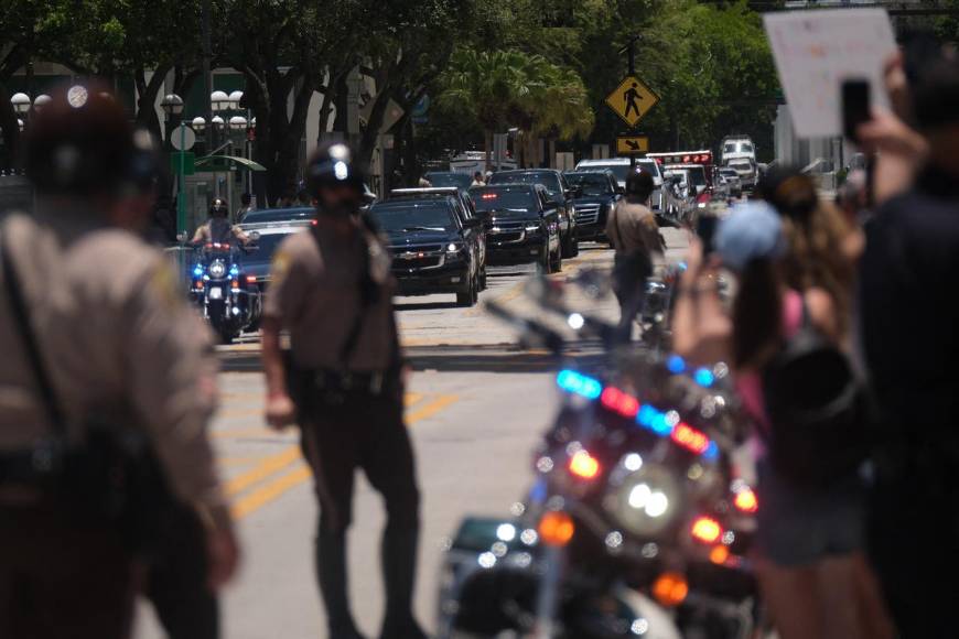 En caravana y sin ser captado por las cámaras llegó Trump a la corte de Miami