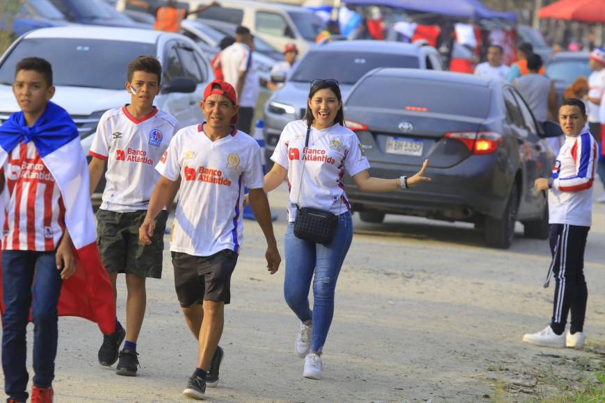 Bellas mujeres y un ambiente feroz: así la pasa la afición olimpista dentro del Olímpico