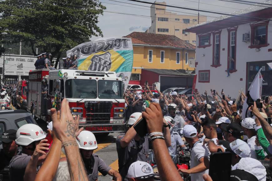 Una abatida Brasil se quiebra ante el último adiós a Pelé