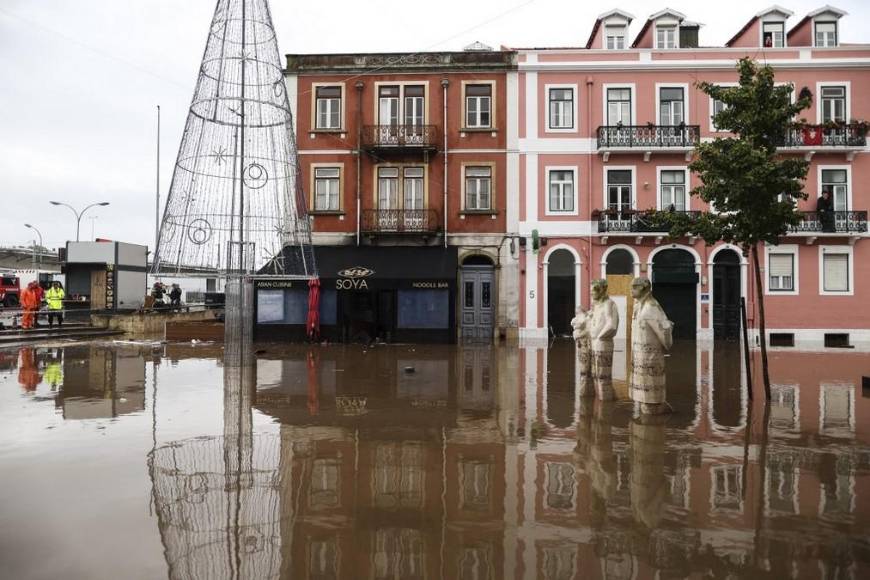 Caos y alerta roja en Lisboa, Portugal, por fuertes inundaciones