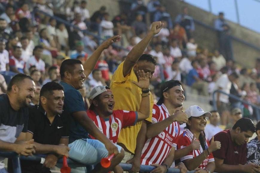 Olimpia y UPNFM fue más bonito en las gradas con su derroche de belleza y color