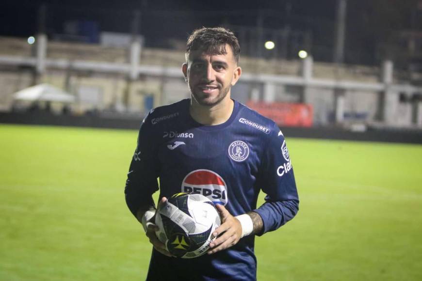 Beso de Auzmendi a aficionada y el niño que debutó con el Motagua