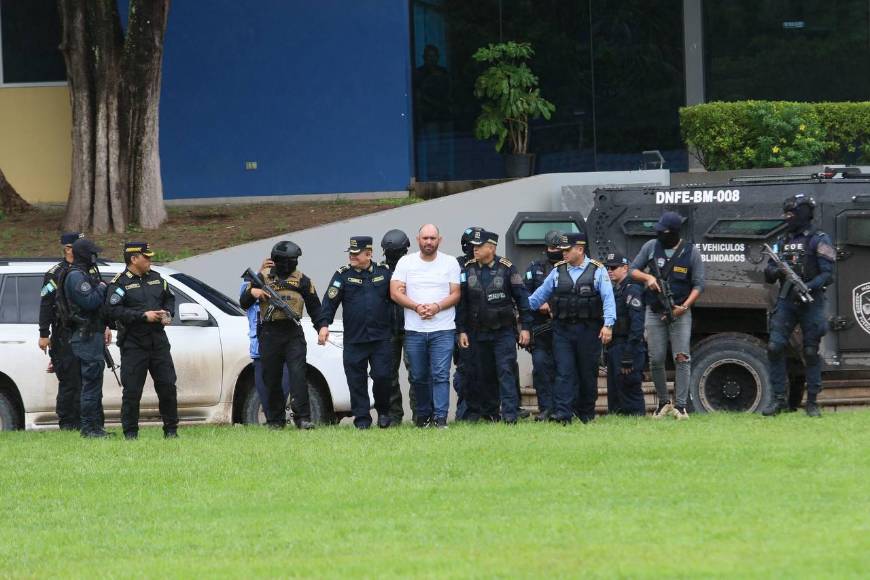 Esposado y en una Black Mamba: Así llegó Mario Cálix, alias “Cubeta”, a la capital