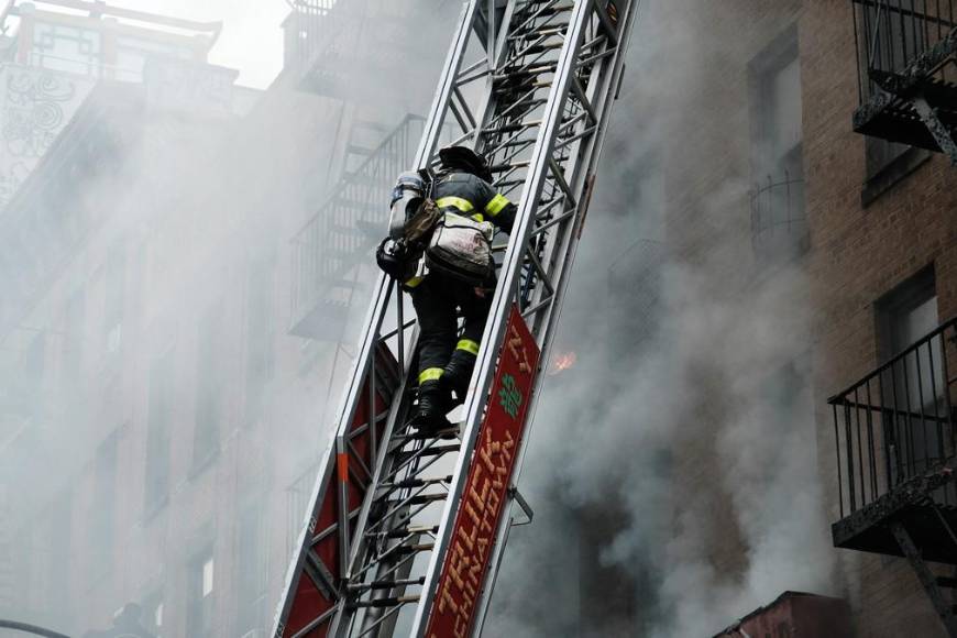 Caos y 10 heridos dejó incendio en Chinatown, NY