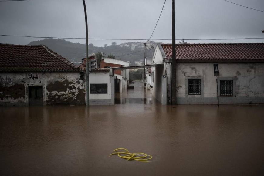 Caos y alerta roja en Lisboa, Portugal, por fuertes inundaciones