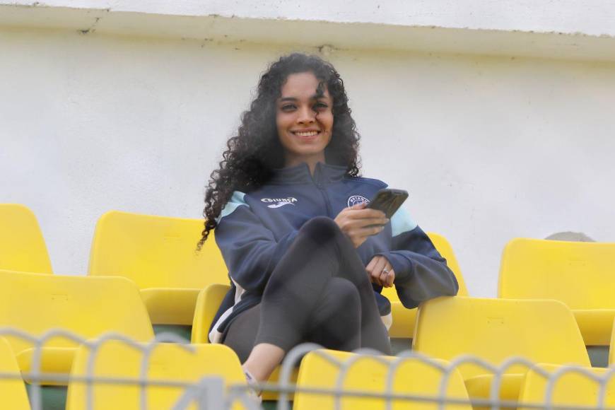 Hermosas mujeres invaden el Carlos Miranda para la gran final Motagua vs. Olimpia